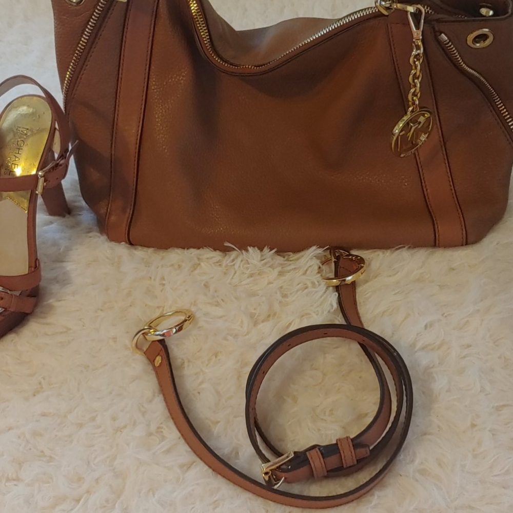 Large authentic Michael Kors purse! - Picture 2 of 12